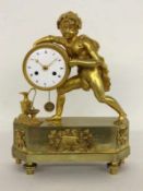 EMPIRE PENDULE Frankreich um 1810 Vergoldete Bronze mit vollplastischem Putto, der das Uhrwerk hält.