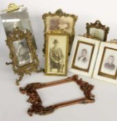 LOT VON 7 TISCHRÄHMCHEN um 1900 Metall, vergoldet A LOT OF 7 PHOTOGRAPH FRAMES ca. 1900 Gilt metal