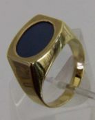 HERRENRING 585/000 Gelbgold mit Lapislazuli. Brutto ca. 7,5g, Gr. 62 A MEN'S RING 585/000 yellow