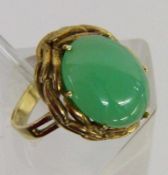 DAMENRING 585/000 Gelbgold mit Jade. Brutto ca. 7,5g, Gr. 58 A LADIES RING 585/000 yellow gold set