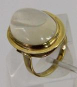 DAMENRING 585/000 Gelbgold mit Mondstein. Brutto ca. 8,8g, Gr. 56 A LADIES RING 585/000 yellow