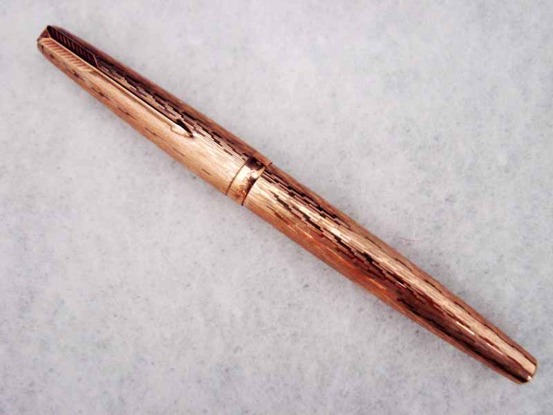 A Parker 9ct gold cased Fountain Pen, bark texture finish to case, 9ct gold arrow pocket clasp, 26.