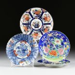 A GROUP OF FOUR JAPANESE PORCELAIN PLATES, 20TH CENTURY, comprising a lobed Imari style plate with