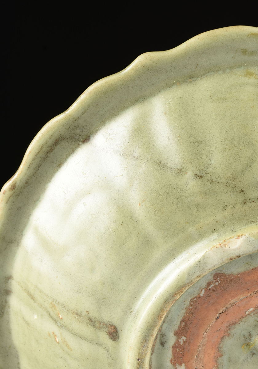A CHINESE LONGQUAN CELADON CHARGER, MING DYNASTY (1368-1644), of lobed form with fluted sides and - Image 6 of 6