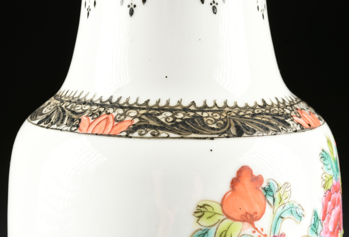 A PAIR OF CHINESE EXPORT REPUBLIC PERIOD CANTON STYLE FAMILLE ROSE TABLE LAMPS, EARLY/MID 20TH - Image 6 of 10