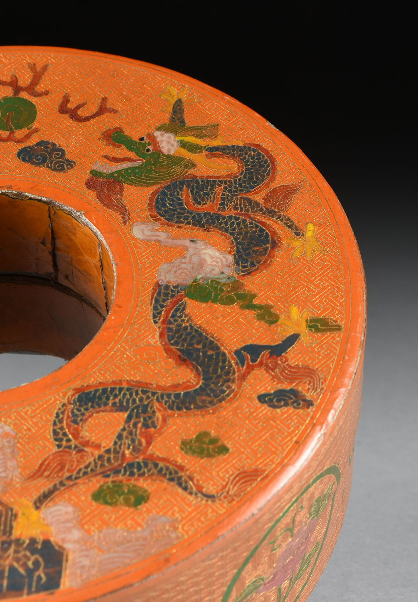 A CHINESE COIN FORM COVERED LACQUERED WOOD BOX, EARLY 20TH CENTURY, the orange lacquered wood box of - Image 4 of 9