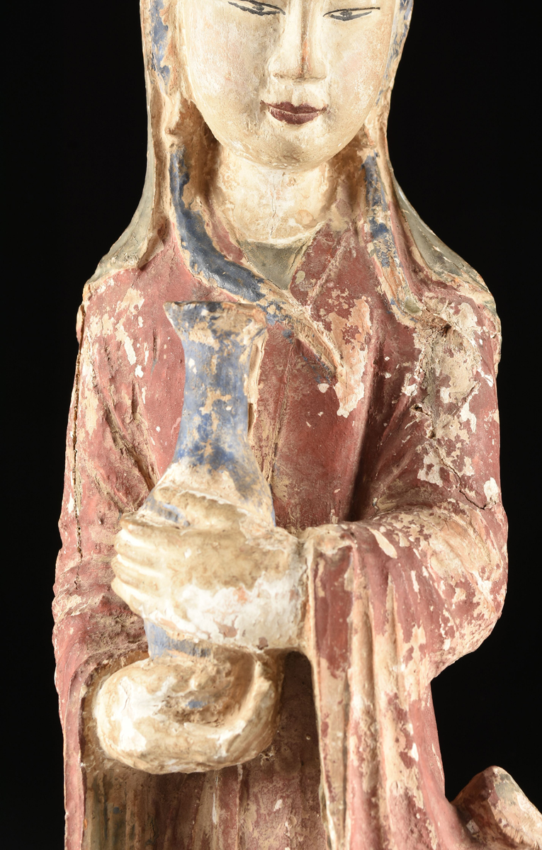 A CHINESE QING DYNASTY POLYCHROME AND GESSO CARVED WOOD GUAN YIN FIGURE, 19TH CENTURY, the figure - Image 3 of 10