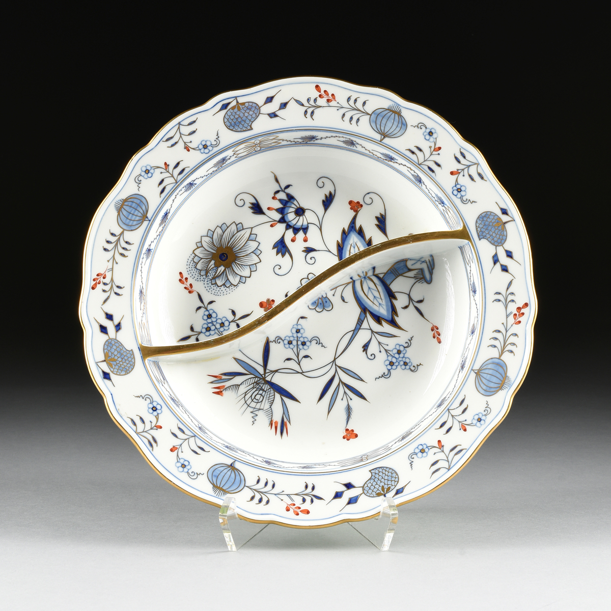 A MEISSEN PORCELAIN DIVIDED SERVING PLATE IN THE "BLUE ONION RED BUD" PATTERN, GERMANY, 20TH