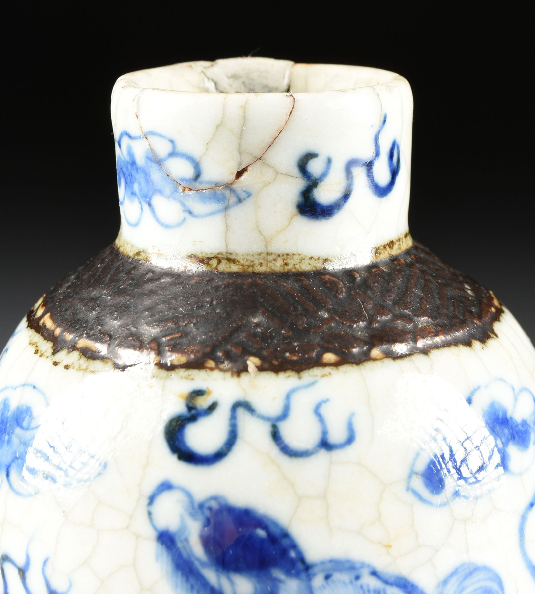 A CHINESE PORCELAIN VASE WITH IRON BROWN BANDED BLUE AND WHITE DECORATION, LATE QING PERIOD, of - Image 3 of 11