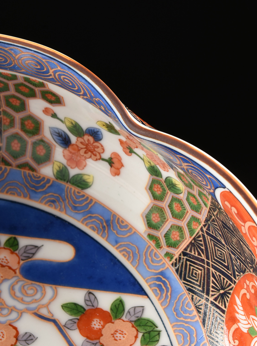 A GROUP OF FOUR PORCELAIN VESSELS, comprising a Japanese Otagiri Gold Imari baluster form lidded - Image 4 of 18