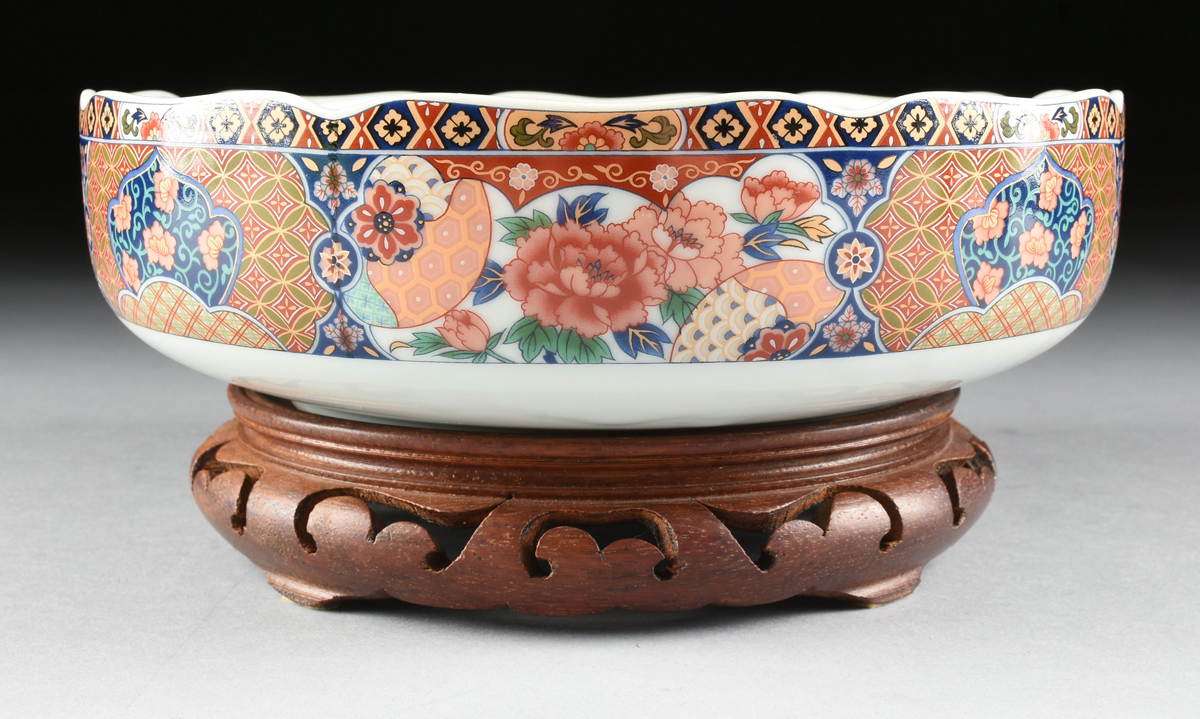 A GROUP OF FOUR PORCELAIN VESSELS, comprising a Japanese Otagiri Gold Imari baluster form lidded - Image 8 of 18