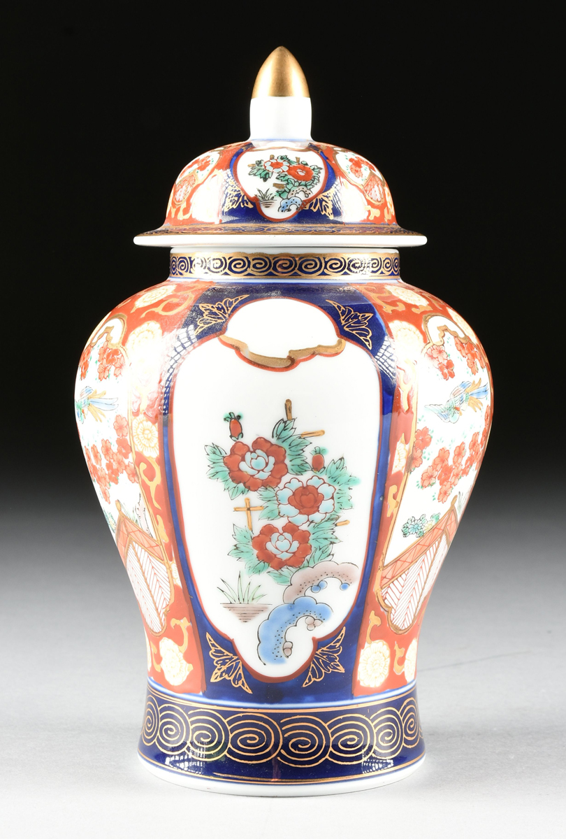 A GROUP OF FOUR PORCELAIN VESSELS, comprising a Japanese Otagiri Gold Imari baluster form lidded - Image 15 of 18