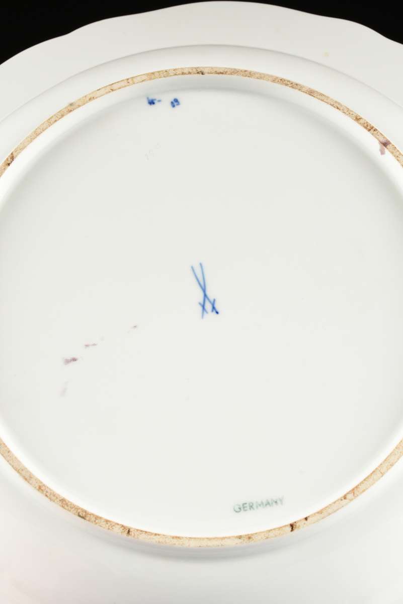 A MEISSEN PORCELAIN DIVIDED SERVING PLATE IN THE "BLUE ONION RED BUD" PATTERN, GERMANY, 20TH - Image 4 of 7