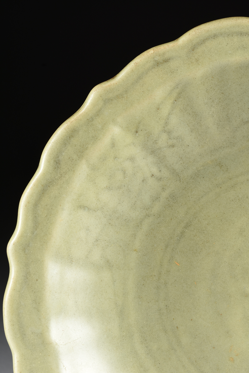 A CHINESE LONGQUAN CELADON CHARGER, MING DYNASTY (1368-1644), of lobed form with fluted sides and - Image 2 of 6