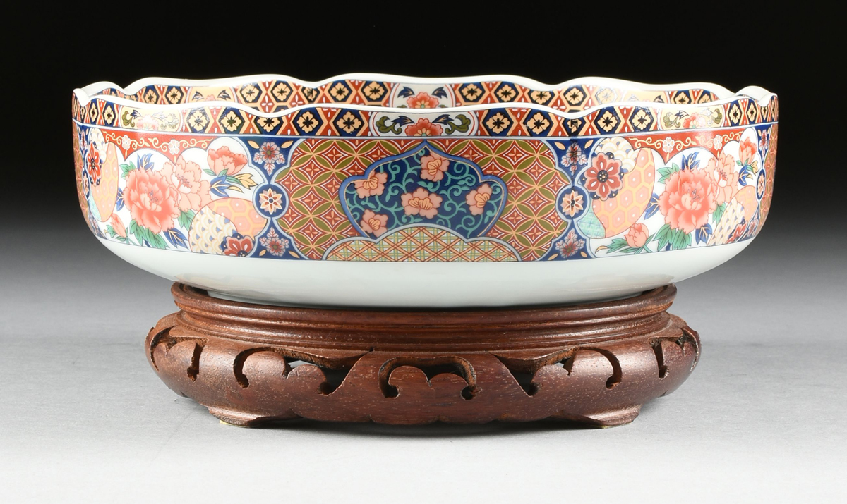 A GROUP OF FOUR PORCELAIN VESSELS, comprising a Japanese Otagiri Gold Imari baluster form lidded - Image 7 of 18