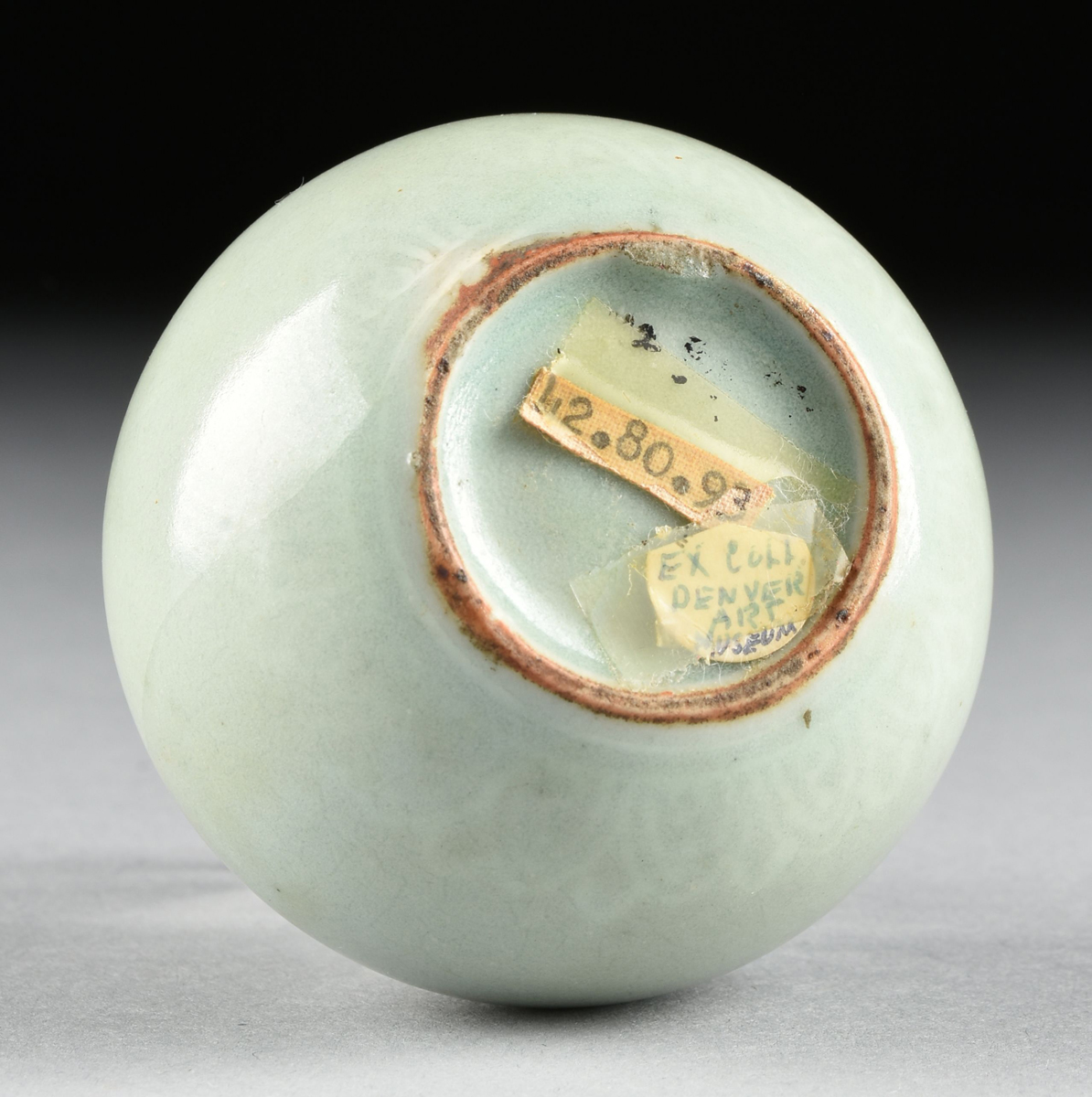 A KOREAN SLIP INLAID CELADON VASE, CHOSON DYNASTY (1392-1910), of squat globular form with incised - Image 4 of 5