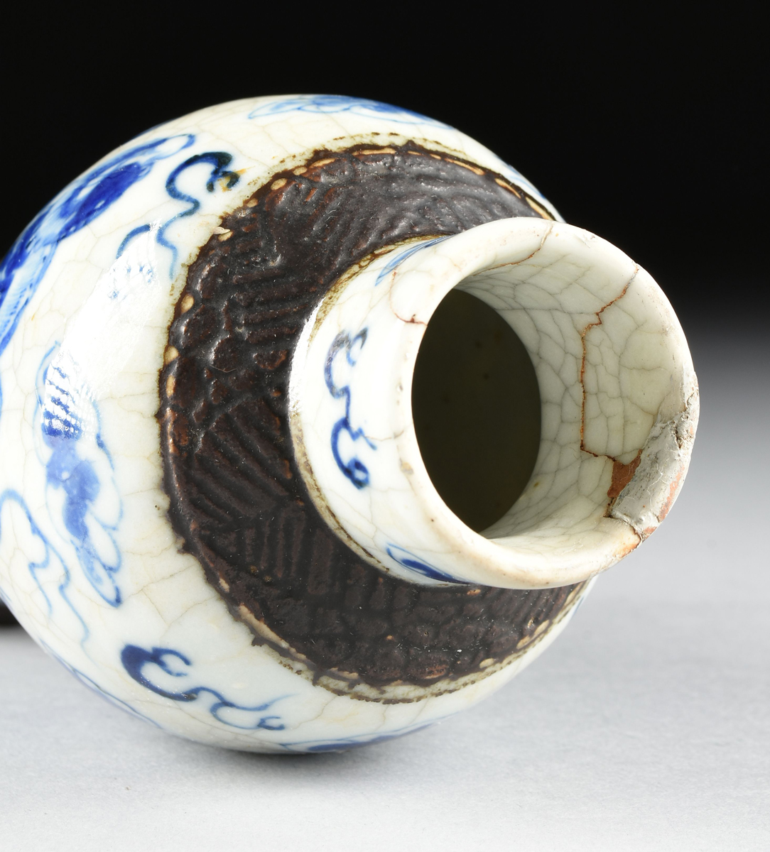 A CHINESE PORCELAIN VASE WITH IRON BROWN BANDED BLUE AND WHITE DECORATION, LATE QING PERIOD, of - Image 10 of 11