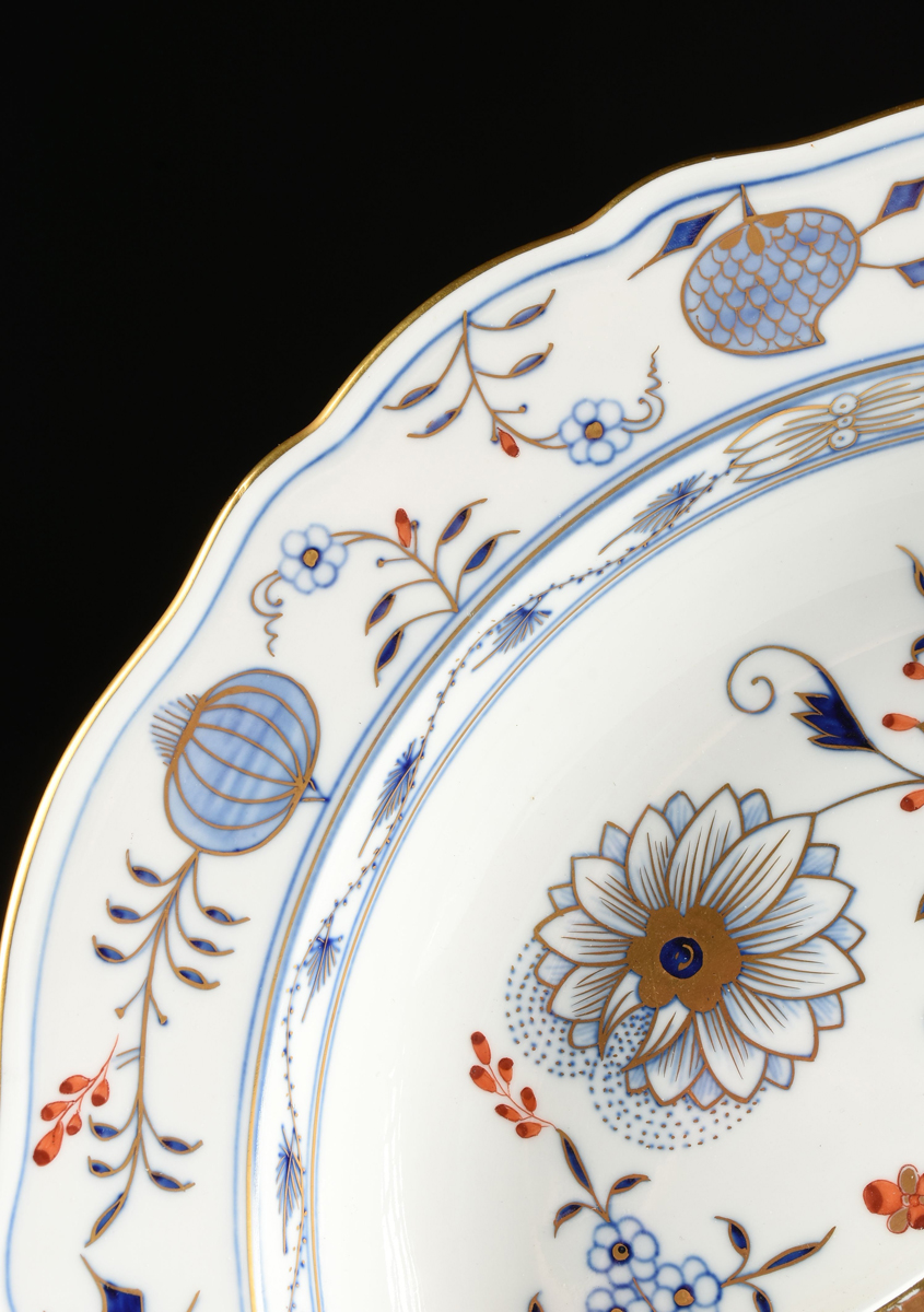 A MEISSEN PORCELAIN DIVIDED SERVING PLATE IN THE "BLUE ONION RED BUD" PATTERN, GERMANY, 20TH - Image 2 of 7