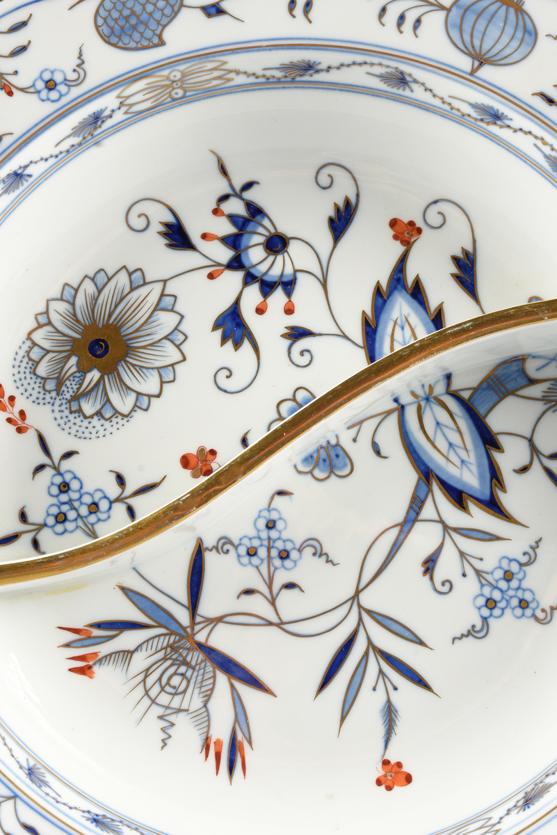 A MEISSEN PORCELAIN DIVIDED SERVING PLATE IN THE "BLUE ONION RED BUD" PATTERN, GERMANY, 20TH - Image 3 of 7