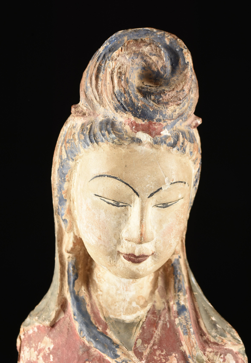 A CHINESE QING DYNASTY POLYCHROME AND GESSO CARVED WOOD GUAN YIN FIGURE, 19TH CENTURY, the figure - Image 2 of 10