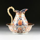 A CHINESE IMARI STYLE WATER PITCHER AND BASIN, 20TH CENTURY, the pitcher with pale gilt scroll