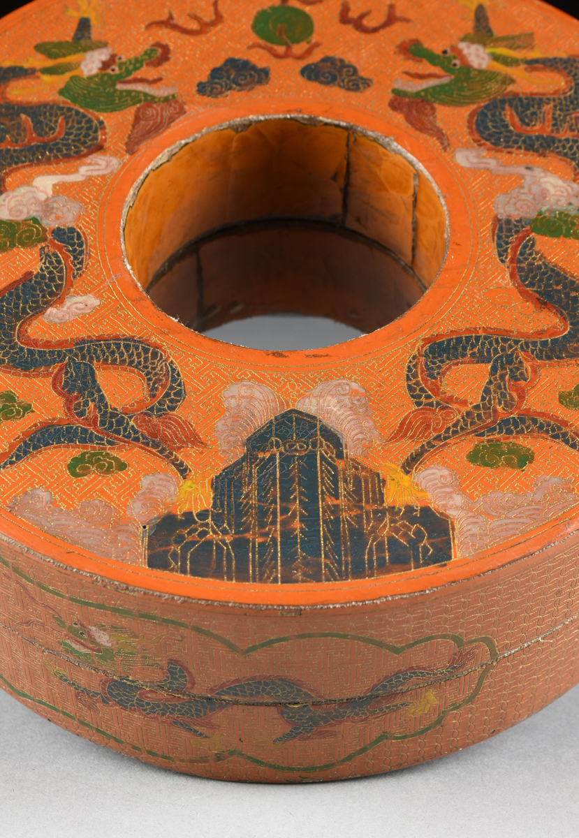 A CHINESE COIN FORM COVERED LACQUERED WOOD BOX, EARLY 20TH CENTURY, the orange lacquered wood box of - Image 5 of 9