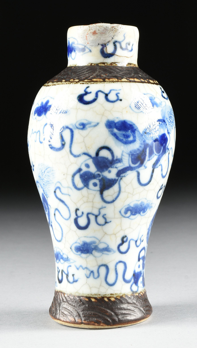 A CHINESE PORCELAIN VASE WITH IRON BROWN BANDED BLUE AND WHITE DECORATION, LATE QING PERIOD, of - Image 7 of 11