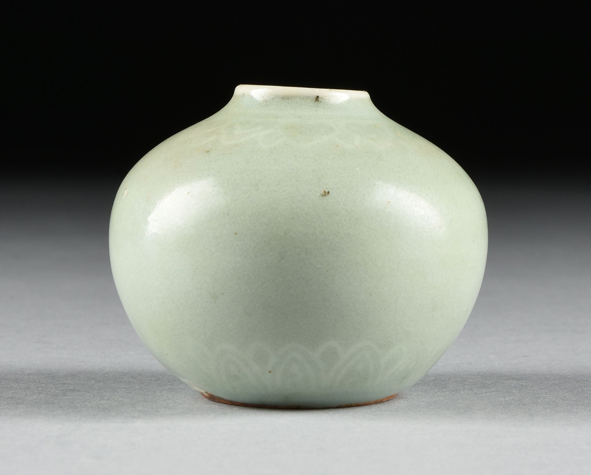 A KOREAN SLIP INLAID CELADON VASE, CHOSON DYNASTY (1392-1910), of squat globular form with incised - Image 5 of 5