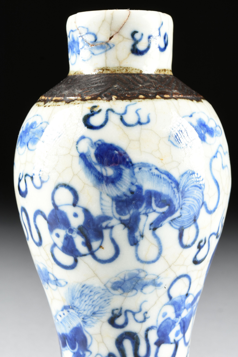 A CHINESE PORCELAIN VASE WITH IRON BROWN BANDED BLUE AND WHITE DECORATION, LATE QING PERIOD, of - Image 4 of 11