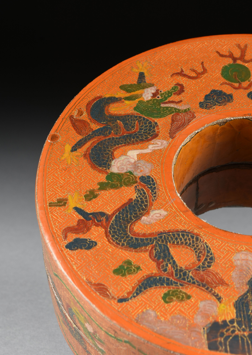 A CHINESE COIN FORM COVERED LACQUERED WOOD BOX, EARLY 20TH CENTURY, the orange lacquered wood box of - Image 3 of 9