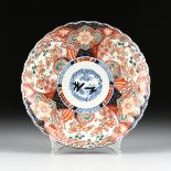 A JAPANESE IMARI FLUTED PORCELAIN PLATE, EARLY 20TH CENTURY, the scalloped rim containing reserved