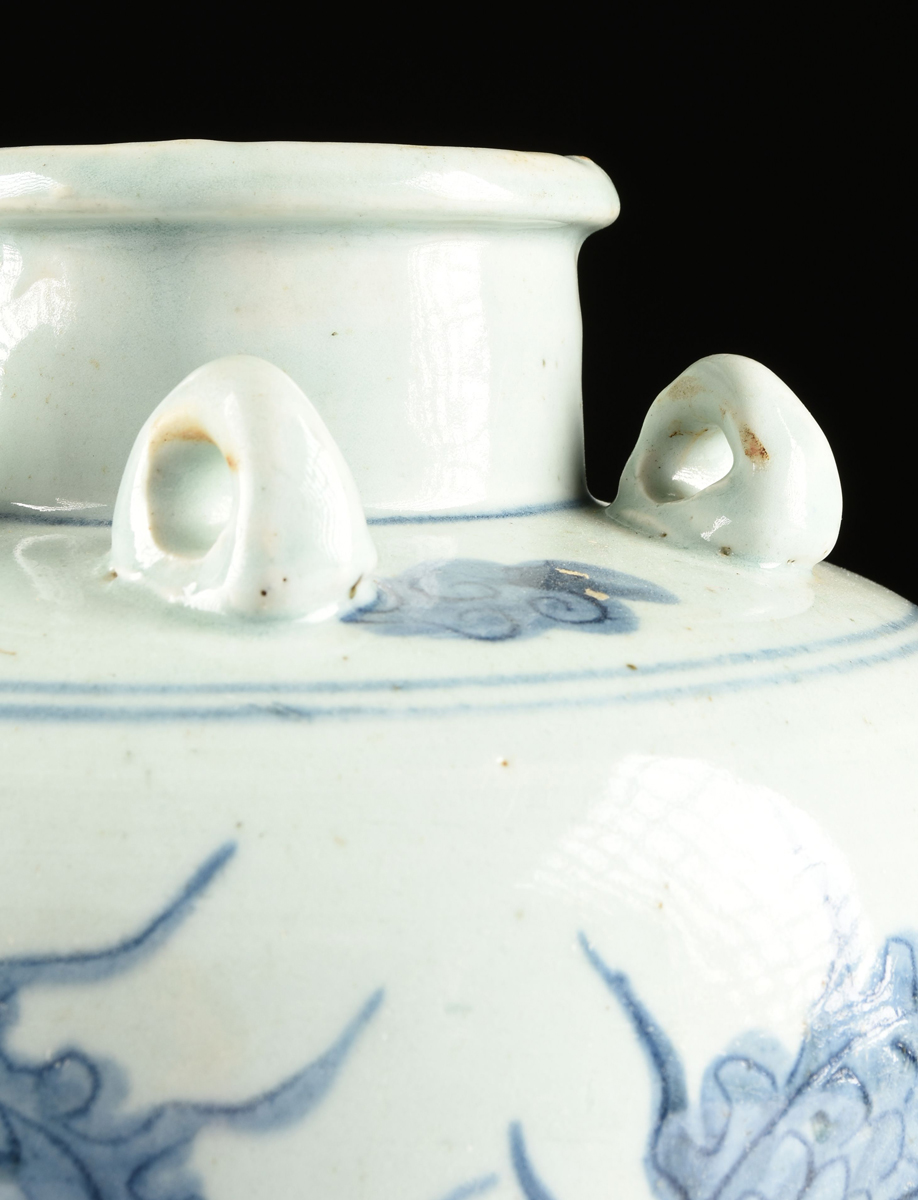 A CHINESE EXPORT BLUE AND WHITE DOUBLE HANDLED WINE/WATER JUG, LATE QING DYNASTY STYLE, the circular - Image 7 of 11