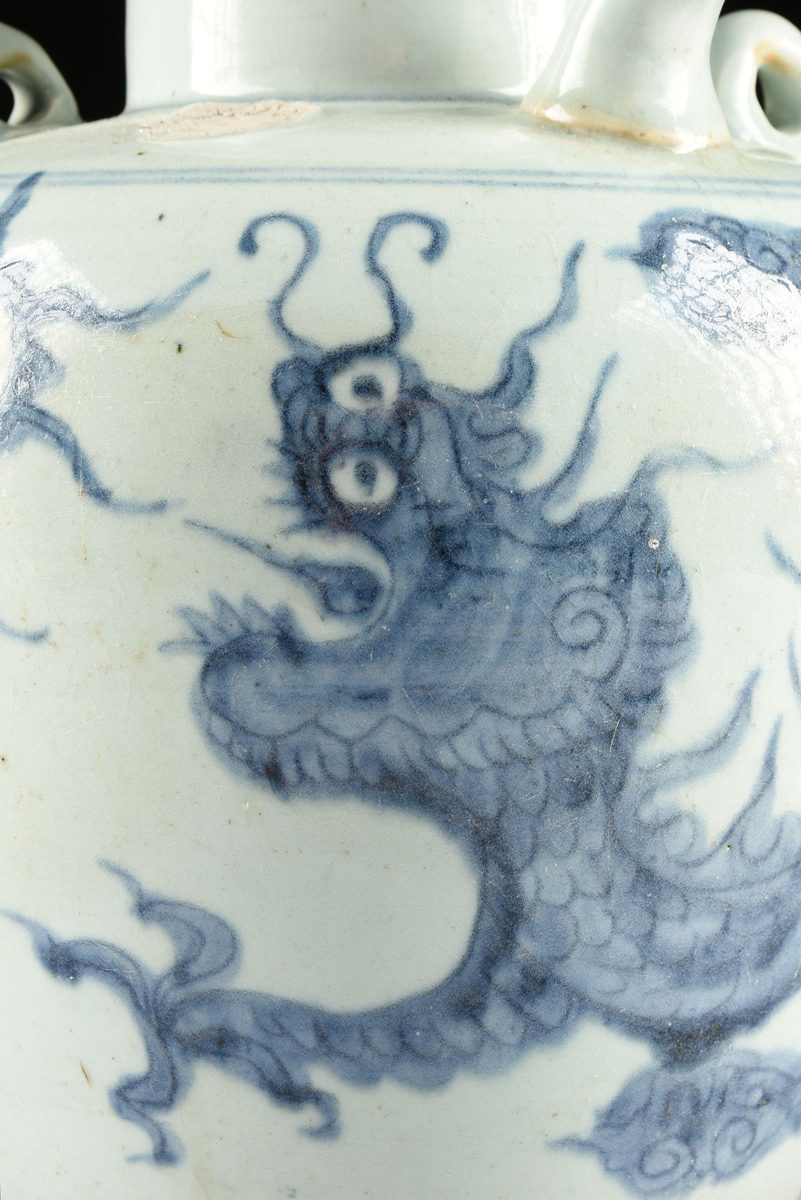 A CHINESE EXPORT BLUE AND WHITE DOUBLE HANDLED WINE/WATER JUG, LATE QING DYNASTY STYLE, the circular - Image 4 of 11