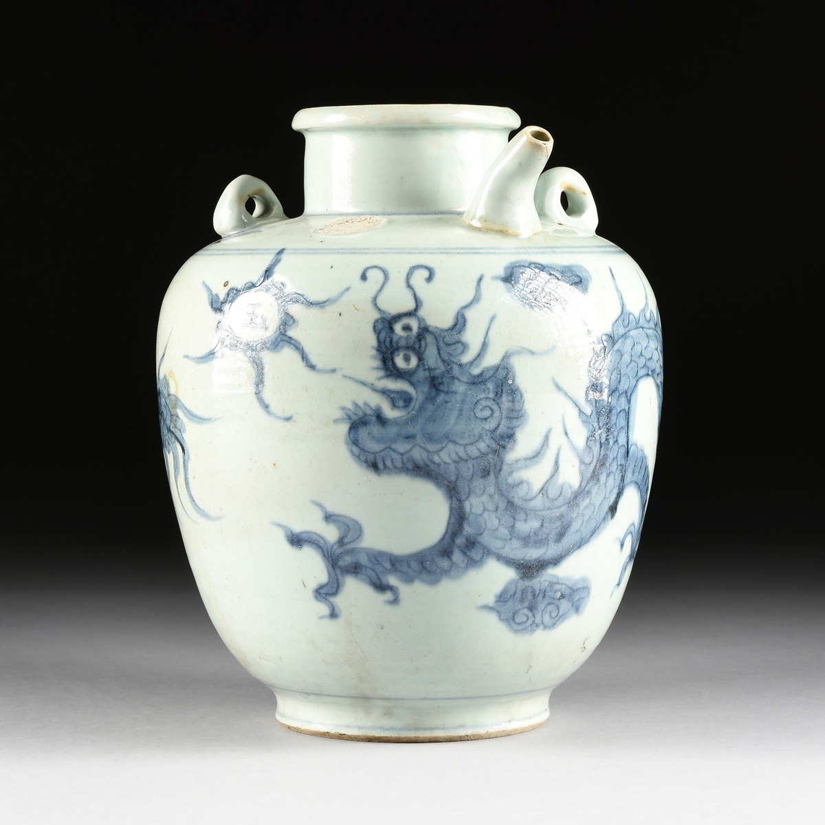 A CHINESE EXPORT BLUE AND WHITE DOUBLE HANDLED WINE/WATER JUG, LATE QING DYNASTY STYLE, the circular