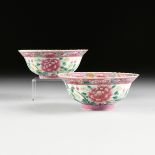 A PAIR OF FAMILLE ROSE QING DYNASTY PORCELAIN BOWLS WITH POLYCHROME ENAMEL AND GILT DECORATION, 19TH