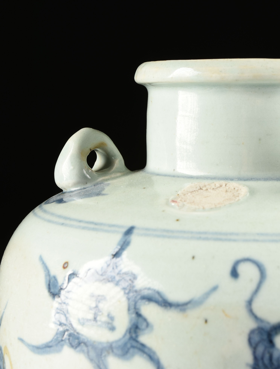 A CHINESE EXPORT BLUE AND WHITE DOUBLE HANDLED WINE/WATER JUG, LATE QING DYNASTY STYLE, the circular - Image 3 of 11