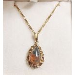 A 9ct gold agate pendant and chain