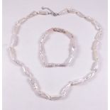 A Biwa pearl necklace and bracelet