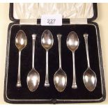 A set of six silver teaspoons - boxed - 47g