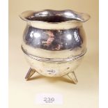 A silver cauldron form pot - 135g, leg a/f