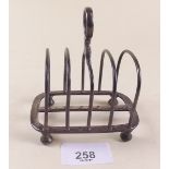 A silver toast rack - London 1901, 124g