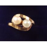 A 9 carat gold crossover pearl set ring - size J