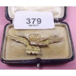 A 9 carat gold RNAS eagle and crown brooch - 2.7g, pin a/f