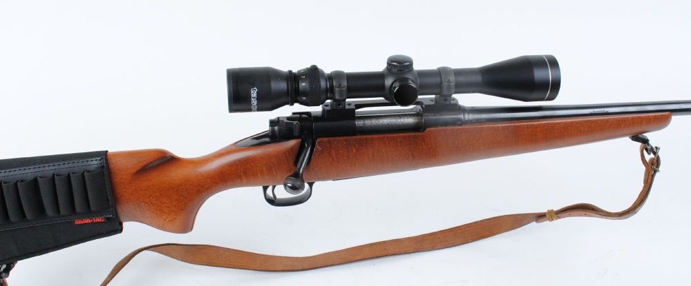 .243 Winchester Ranger Model 70, bolt action 5 shot rifle, 22,1/2 ins barrel, threaded for mo