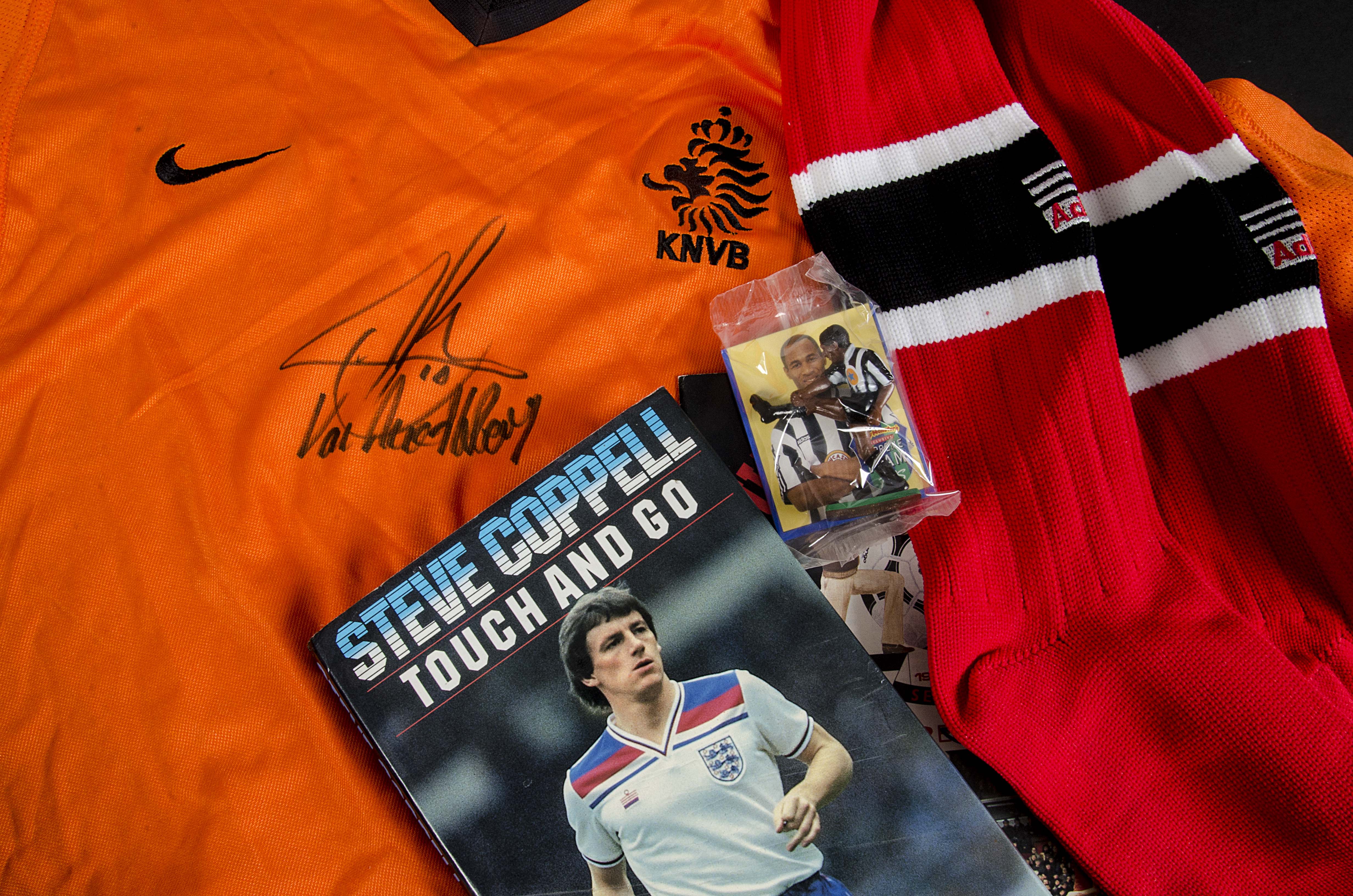 Manchester Utd, replica Holland shirt signed by Ruud Van Nistelrooy with certificate plus Steve