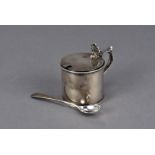 An Edward VII silver drum shaped mustard pot, of plain form with hinged lid, Sheffield 1903 James