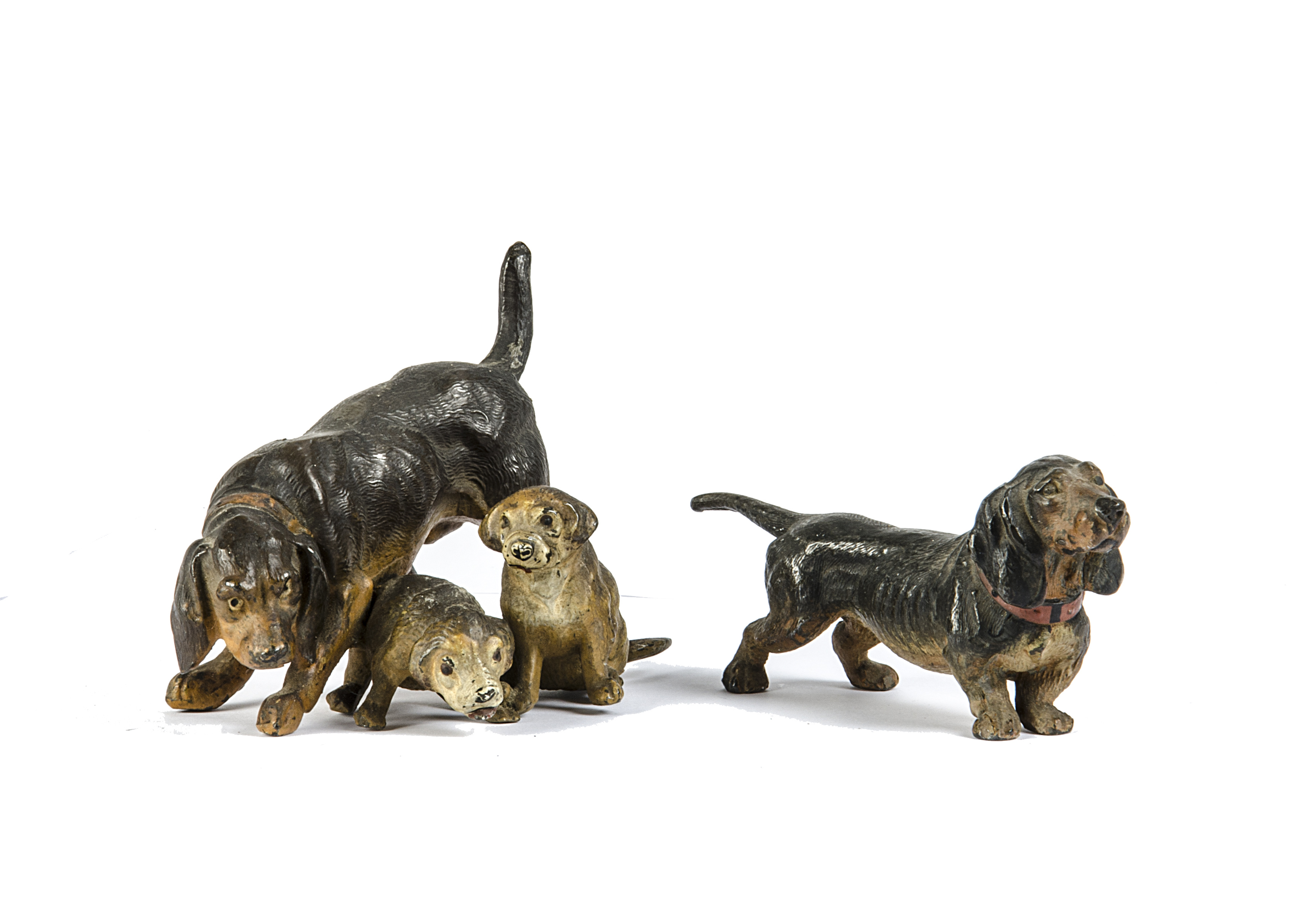 A lead vignette of a Hound with 2 puppies and a model of a Dachshund, adult Hound 9.5cm long,