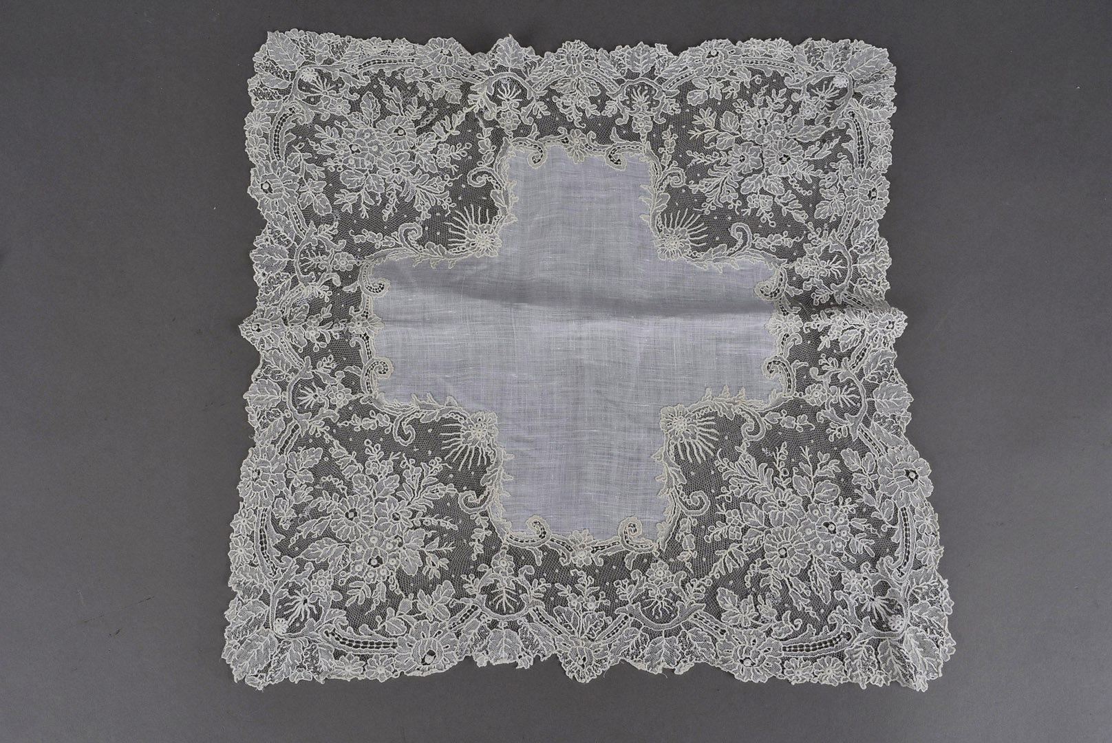 Two 19th century Brussel’s lace handkerchiefs, in point de gaze, each 33cm W (2)