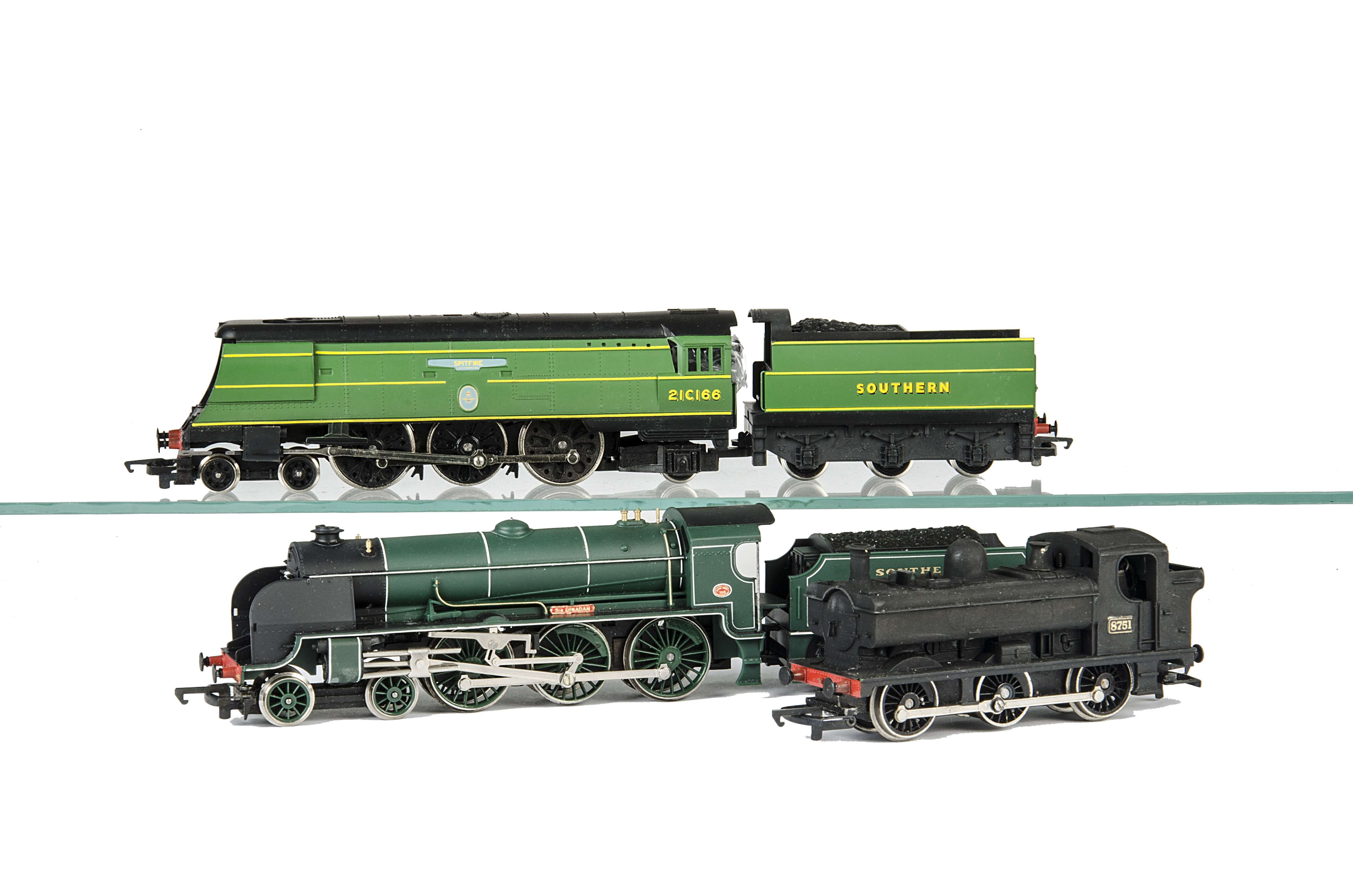 Hornby 00 Gauge SR and GWR Locomotives: R374 SR green Battle of Britain 'Spitfire' and R154 SR green