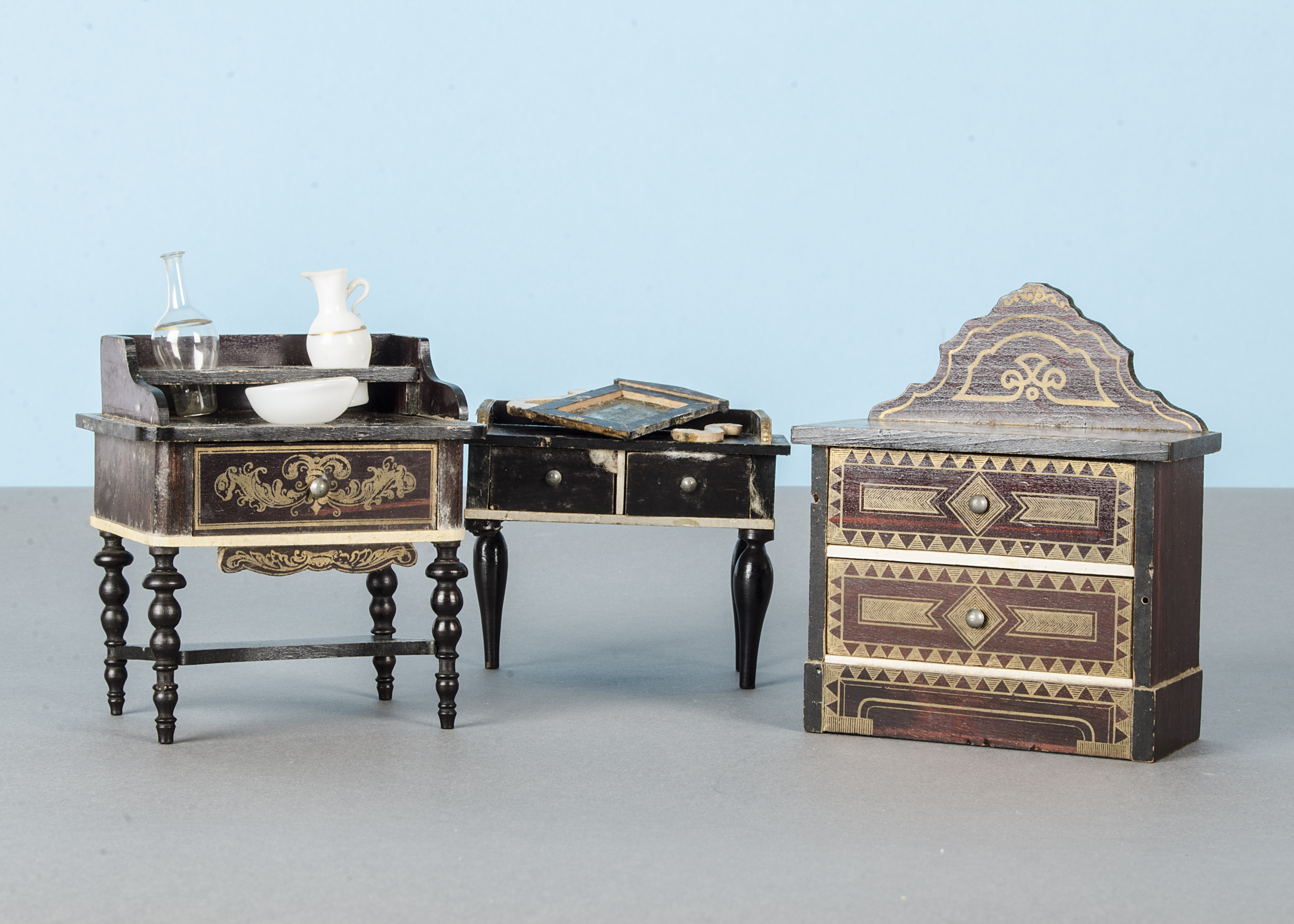 Three pieces of Waltershausen dolls’ house furniture, comprising wash stand with milk glass jug
